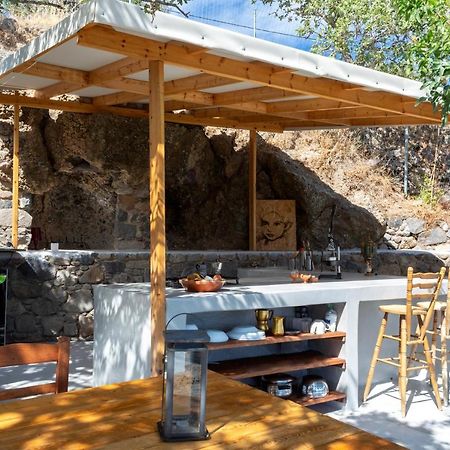 My Old Stone House In A 2 000 Sqm Private Garden With Fab Glamping Tent Mandrákion Exteriör bild