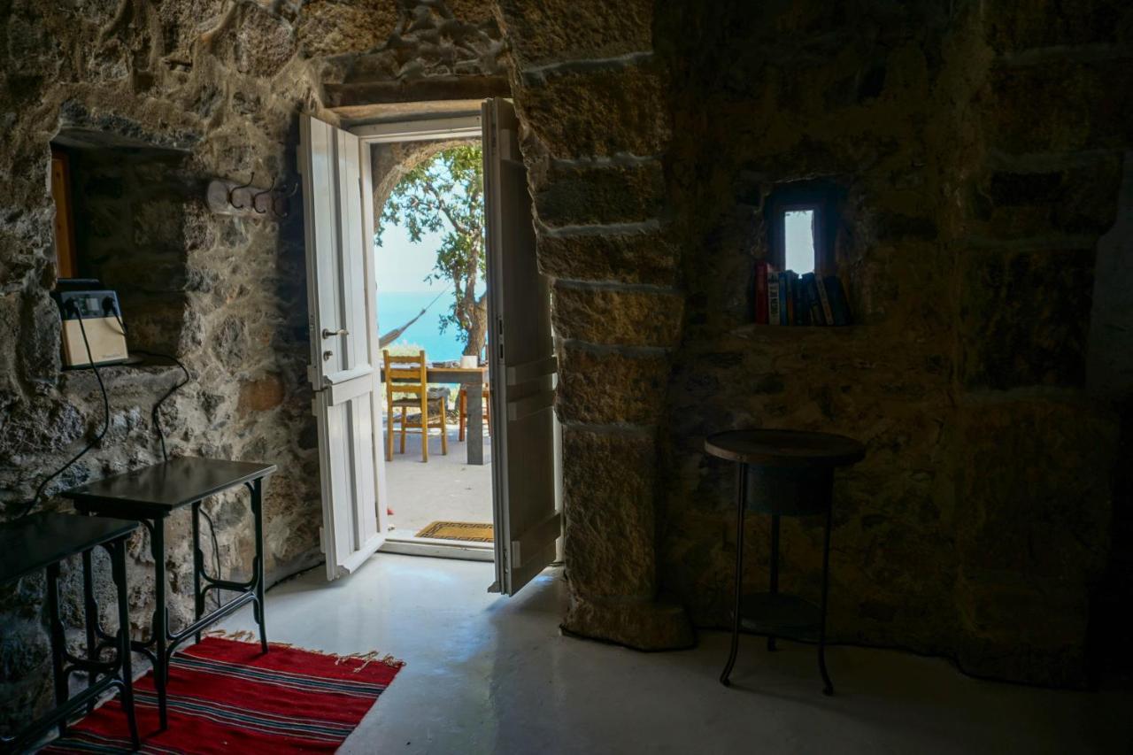 My Old Stone House In A 2 000 Sqm Private Garden With Fab Glamping Tent Mandrákion Exteriör bild